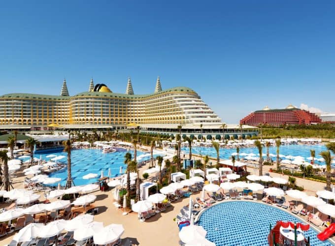 Verwen jezelf in een luxe resort met diverse a-la-carte restaurants in Lara